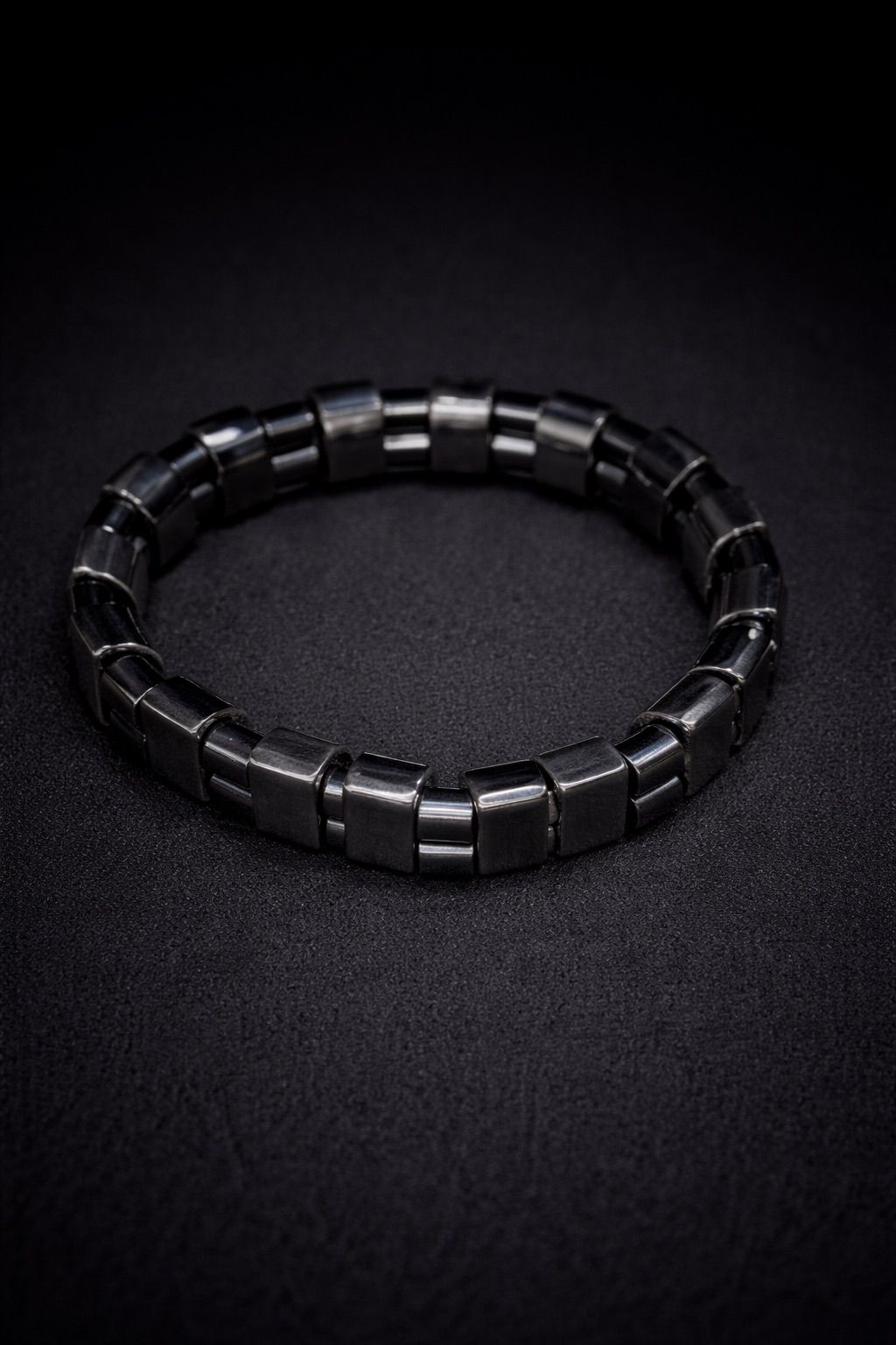 Men's Magnetic Hematite-Style Bracelet – Metallic Charcoal Grey Beaded Wristband – Minimalist Geometric Elastic Bracelet for Him