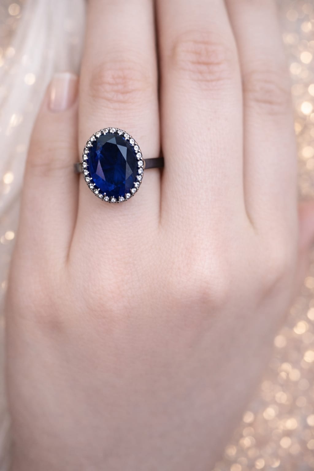 Emerald Enchantment Halo Ring: A Bold & Majestic Statement in Brilliant Green!