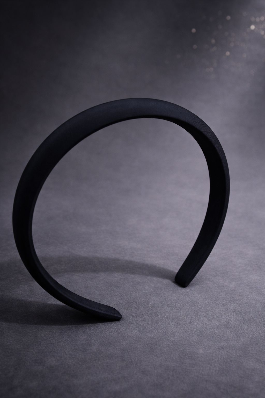 Essential Black Puffy Headband – Sleek Monochrome Statement Hairband – Timeless Minimalist Padded Headpiece for Work and Events