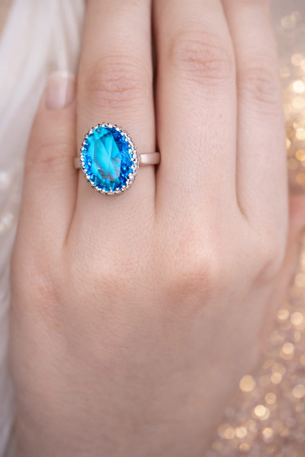 Emerald Enchantment Halo Ring: A Bold & Majestic Statement in Brilliant Green!