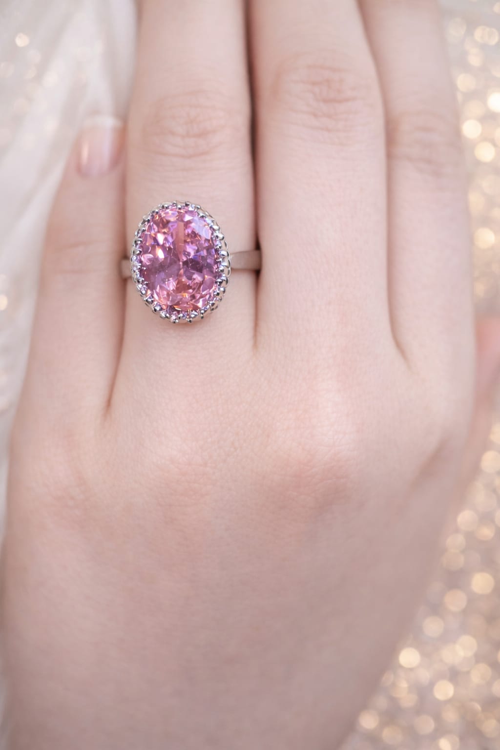 Emerald Enchantment Halo Ring: A Bold & Majestic Statement in Brilliant Green!